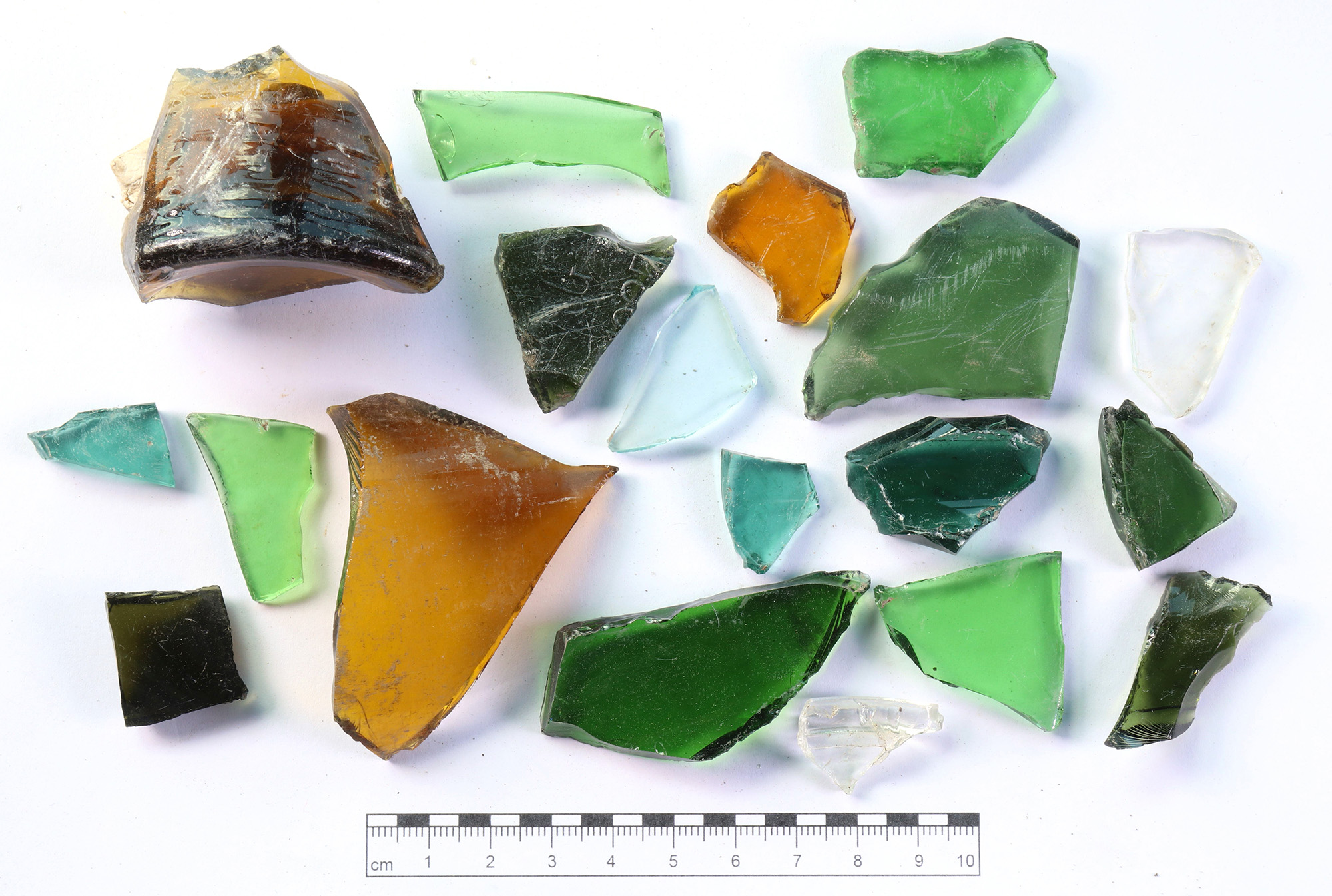Archäologische Funde und Glasscherben aus der Grabung 2023 auf dem Rossau-Lagergelände