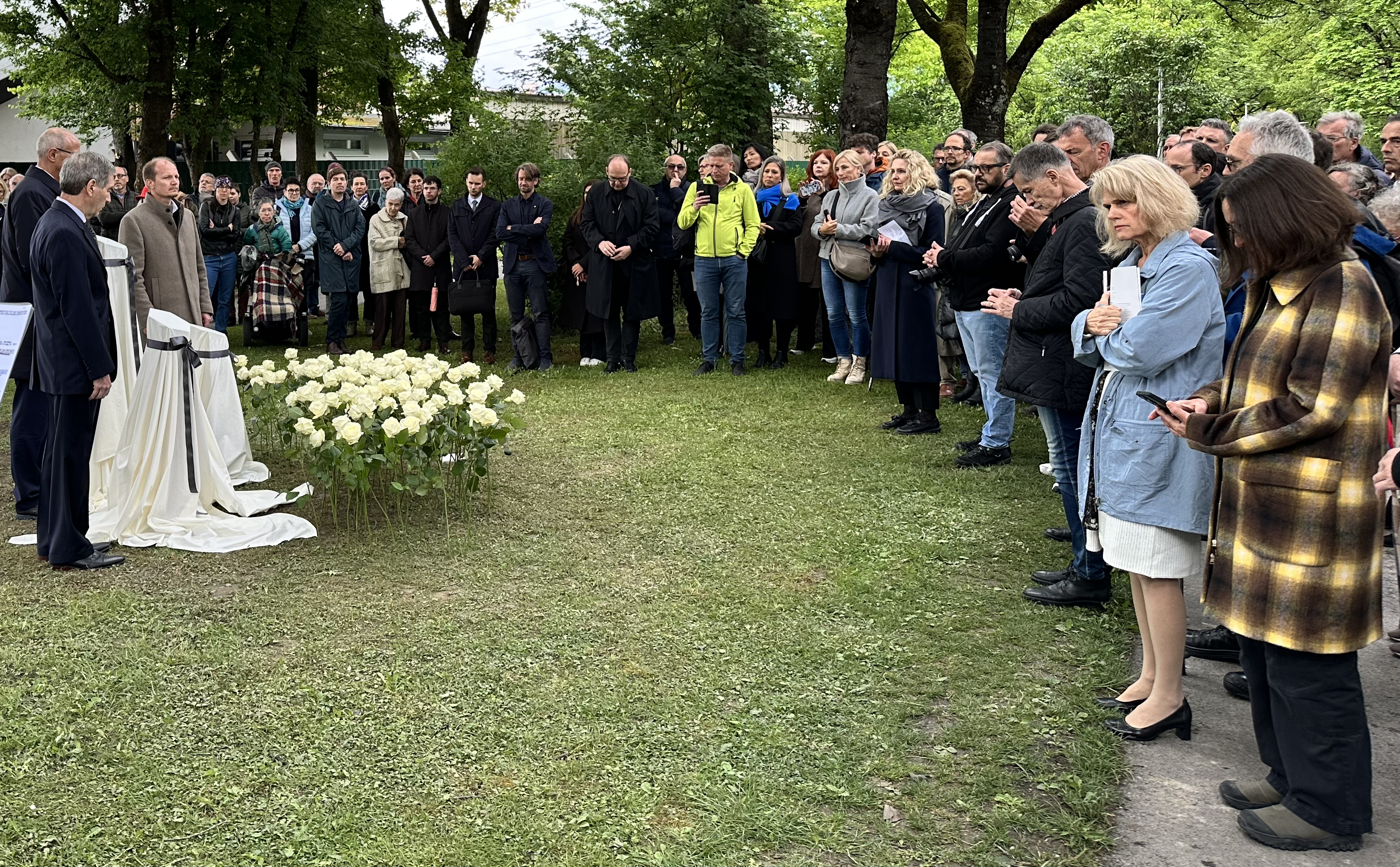 Gedenkakt am 8. Mai 2025 mit Jeffrey Wisnicki, Landeshauptmann Anton Mattle und Bürgermeister Johannes Anzengruber bei der Enthüllung der ersten Namenssteine